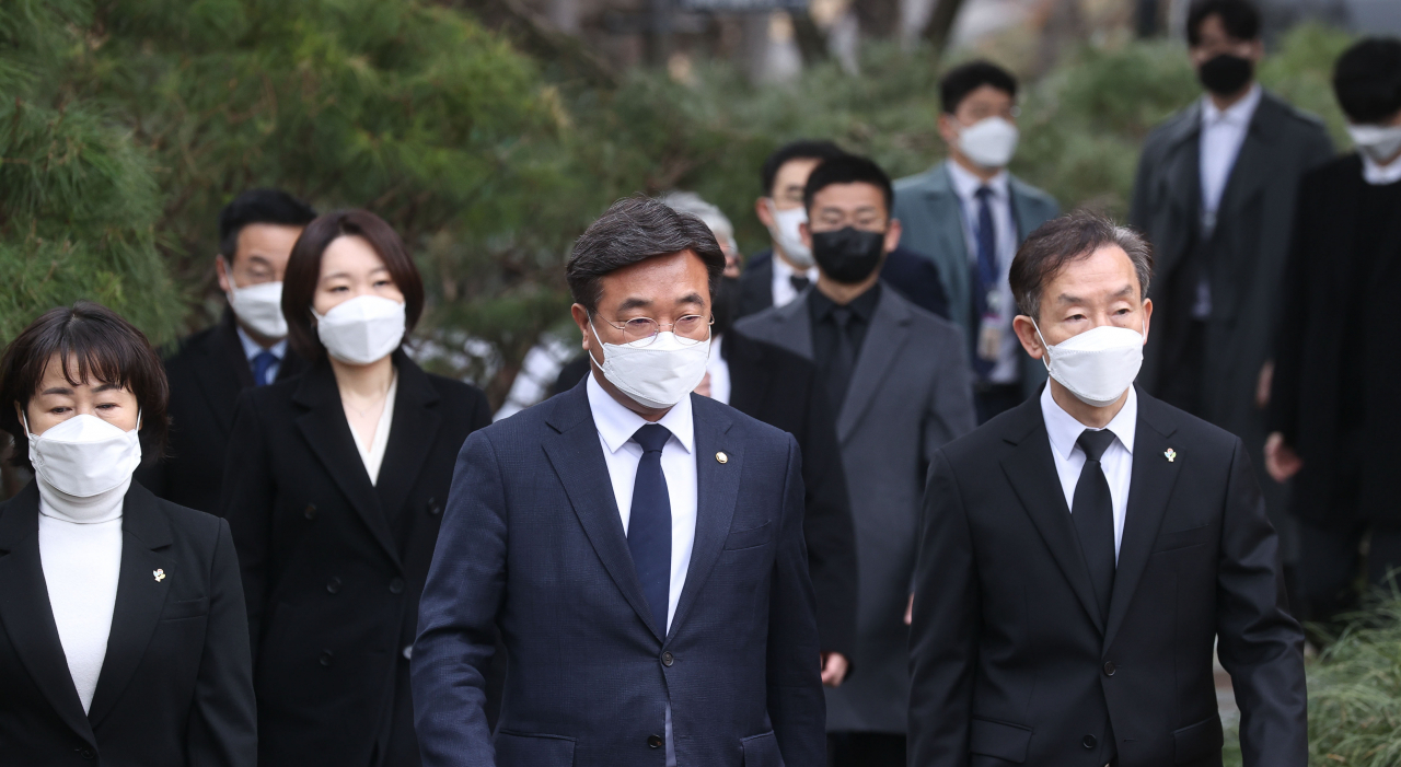 윤호중 더불어민주당 비상대책위원장이 14일 오전 서울 동작구 국립서울현충원 김대중 전 대통령 묘역을 찾아 참배하고 있다. [연합]