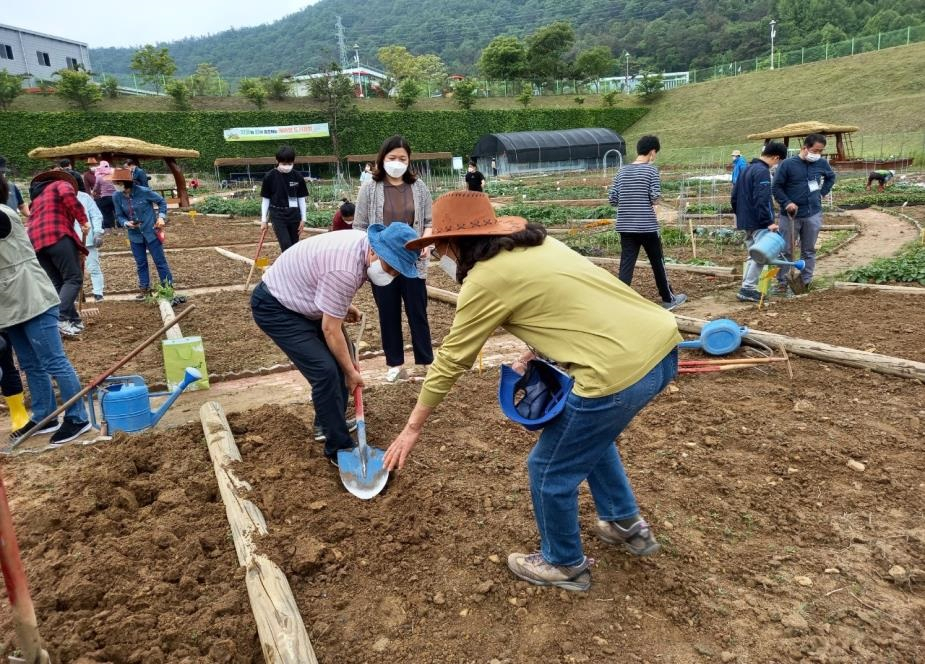 대전농업기술센터가 시민들에게 도시농업 체험 기회를 제공하고 농업을 통한 심신 치유로 도시농업의 공익적 가치를 추구키 위해 추진한 ‘케어팜 도시민 텃밭’이 14일 개장했다.