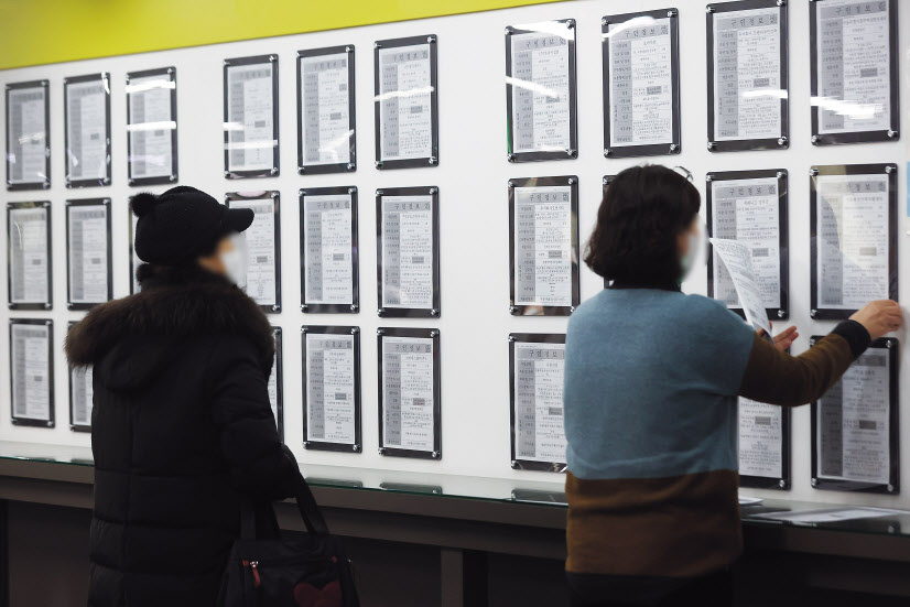 윤석열 국민의힘 대선후보가 대통령에 당선되면서 윤 당선인의 Y노믹스 방향에 시선이 쏠리고 있다. 전문가들은 현재 어려움을 겪고 있는 경제 양극화와 일자리 위기를 놓고 “돈을 풀기보다는 취약계층 지원과 민간일자리 창출이 가장 시급한 문제”라고 조언한다. 사진은 최근 서울 시내 한 고용지원센터의 일자리 정보게시판. [연합]