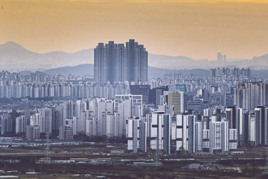 경기 파주시 접경지역에서 바라본 일산 신도시의 모습. [연합]