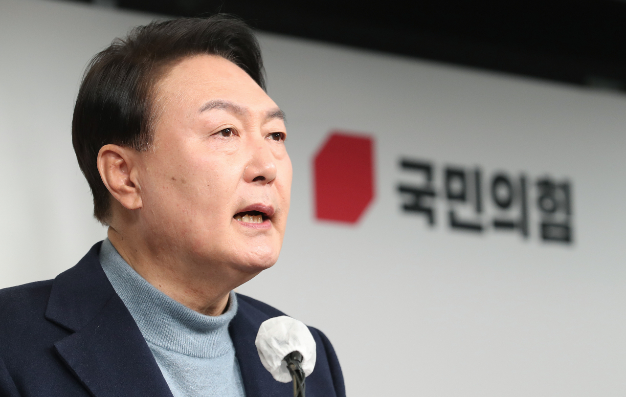 윤석열 대통령 당선인이 13일 오후 서울 여의도 국민의힘 당사에서 대통령직인수위원회 위원장 및 부위원장 인선 결과를 발표하고 있다. [연합]