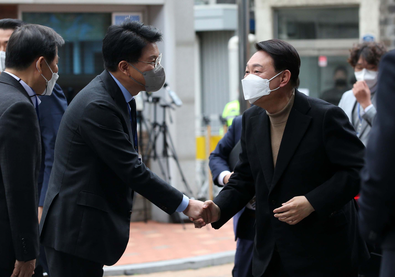 윤석열 대통령 당선인이 14일 오전 서울 종로구 통의동 금융감독원 연수원에 마련된 당선인 집무실로 출근하며 장제원 비서실장과 악수하고 있다. [연합]