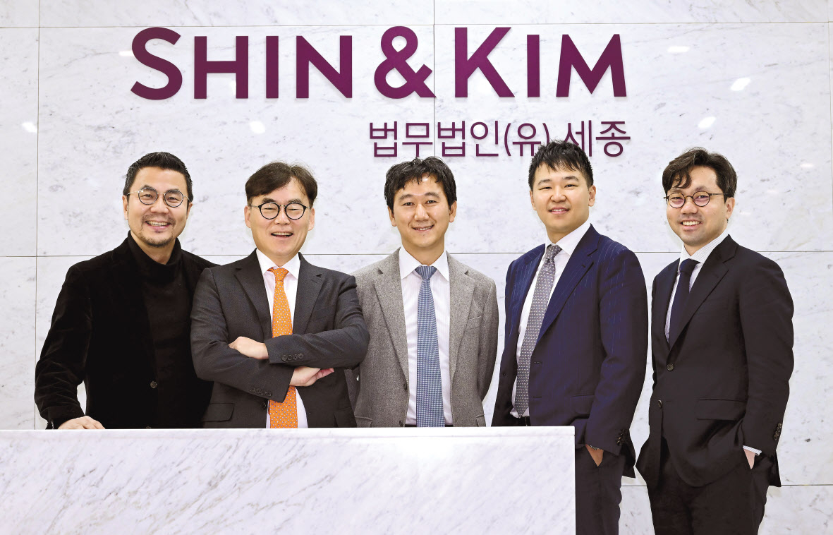 올해 초 출범한 법무법인 세종 ‘메타버스+NFT팀’이 최근 서울 종로구 본사에서 헤럴드경제와 인터뷰를 진행하고 기념촬영을 하고 있다. 사진 왼쪽부터 이동률·박교선·김우균·황현일·문진구 변호사. 이상섭 기자
