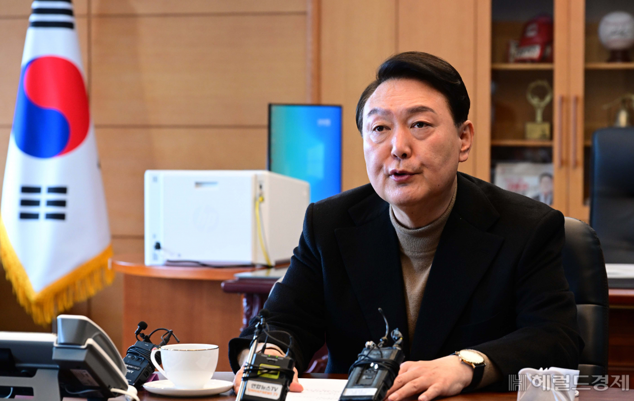 윤석열 대통령 당선인이 14일 오전 서울 종로구 통의동 금감원 연수원에 마련된 당선인 집무실에서 티타임을 갖고 있다. 이상섭 기자