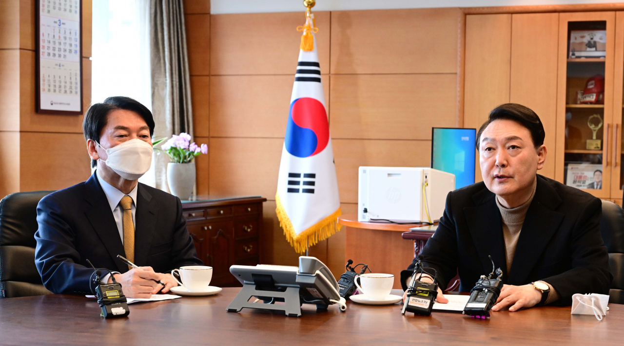 윤석열(오른쪽) 대통령 당선인이 14일 오전 서울 종로구 통의동 금융감독원 연수원 집무실에서 열린 인수위 티타임에서 발언하고 있다. 왼쪽은 안철수 대통령직인수위원장. 이상섭 기자
