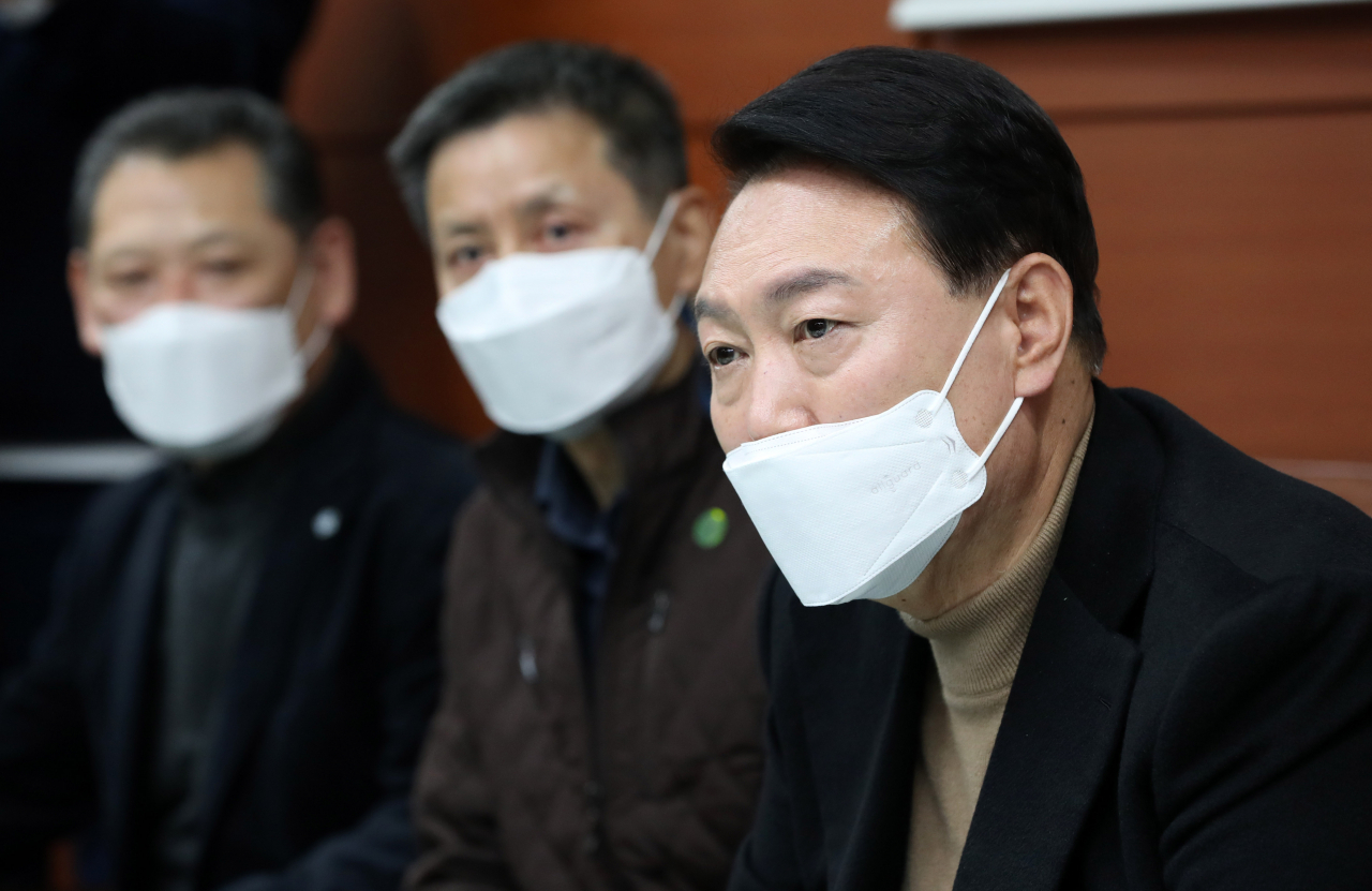 윤석열 대통령 당선인이 14일 당선 이후 첫 외부 공식일정으로 서울 남대문 시장을 찾아 상인회 회장단과 간담회를 갖고 있다. [이상섭 기자]