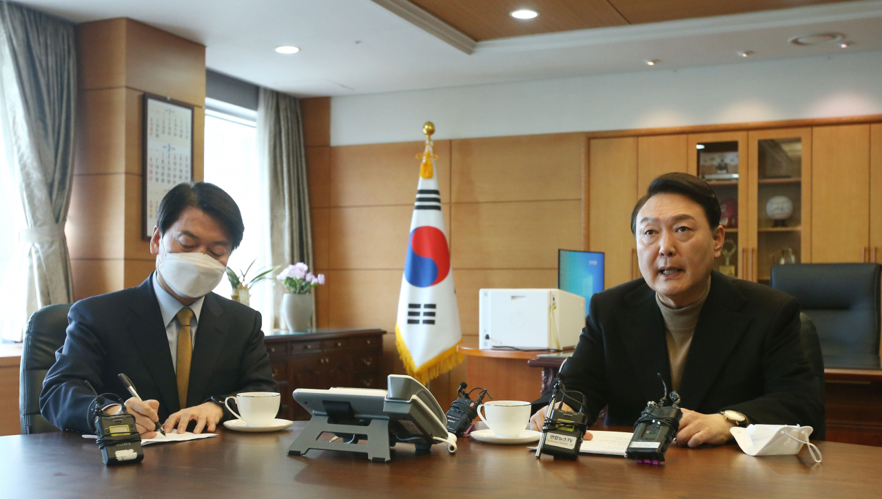 윤석열 대통령 당선인이 14일 오전 서울 종로구 통의동 금융감독원 연수원 집무실에서 열린 인수위 티타임에서 발언하고 있다. 왼쪽은 안철수 인수위원장. [헤럴드경제=이상섭 기자]