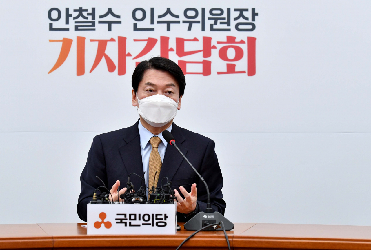 안철수 대통령직인수위원회 위원장이 14일 서울 여의도 국회에서 열린 기자간담회에서 취재진의 질문에 답하고 있다. [이상섭 기자]