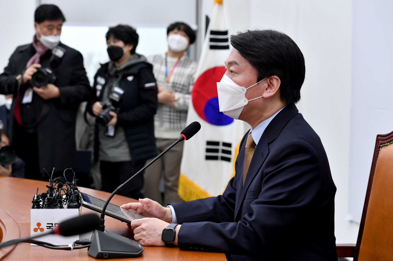안철수 대통령직인수위원회 위원장이 14일 서울 여의도 국회에서 기자간담회를 갖고 있다. [이상섭 기자]