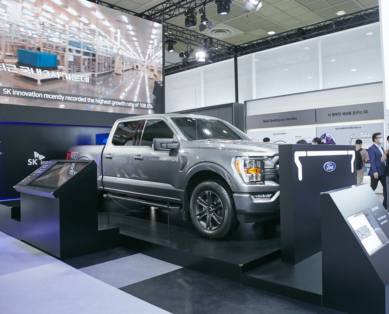 SK온 전기차배터리 NCM9과 미국 포드 F-150. [SK온 제공]