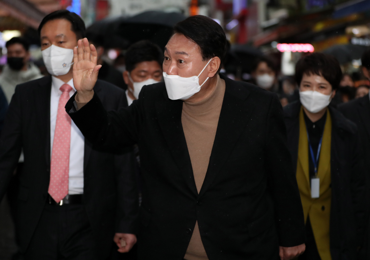 윤석열 대통령 당선인이 14일 당선 이후 첫 외부 공식일정으로 서울 남대문 시장을 찾아 상점들을 둘러보고 있다. [연합]