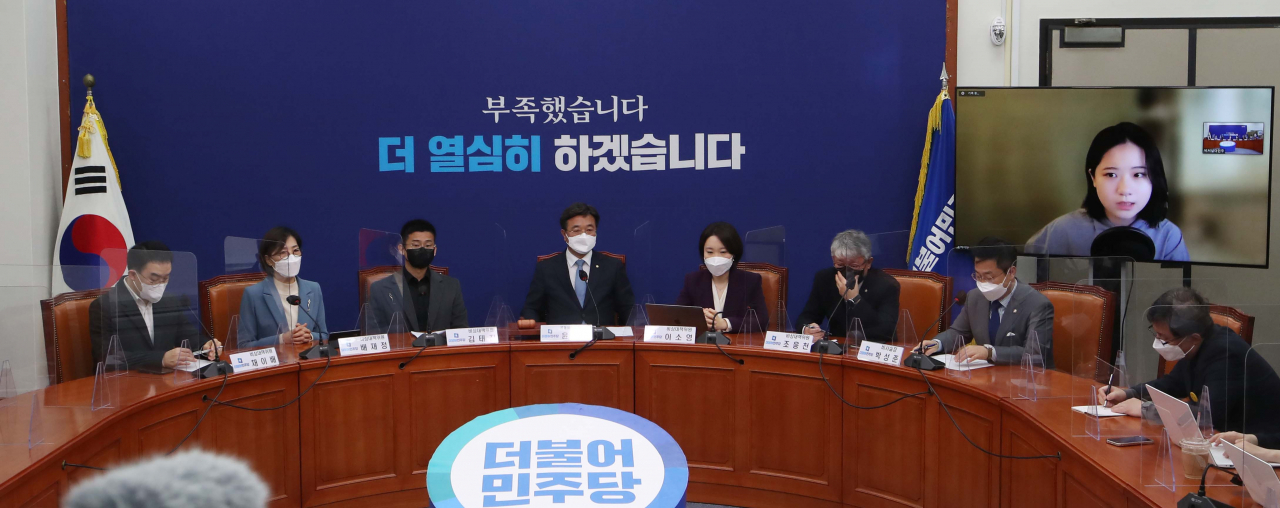 더불어민주당 박지현 공동비대위원장이 14일 오전 국회에서 열린 비상대책위원회의에서 화상을 통해 발언하고 있다. 연합뉴스
