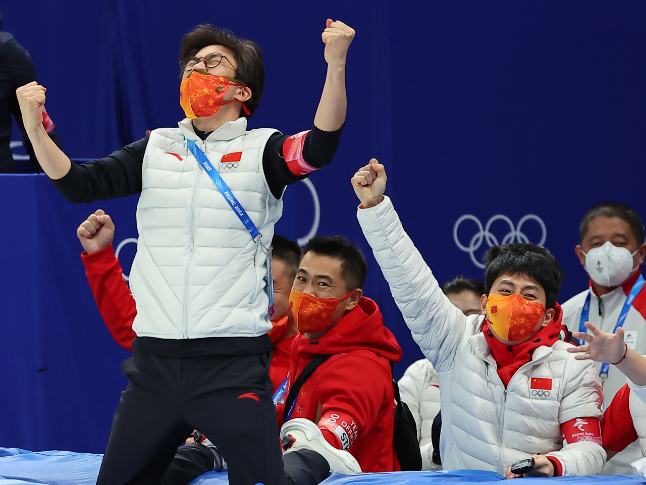중국이 2022 베이징 동계올림픽 쇼트트랙 혼성계주 결승에서 금메달을 확정하자 안현수 기술코치(오른쪽)이 손을 번쩍 들었다. [연합]