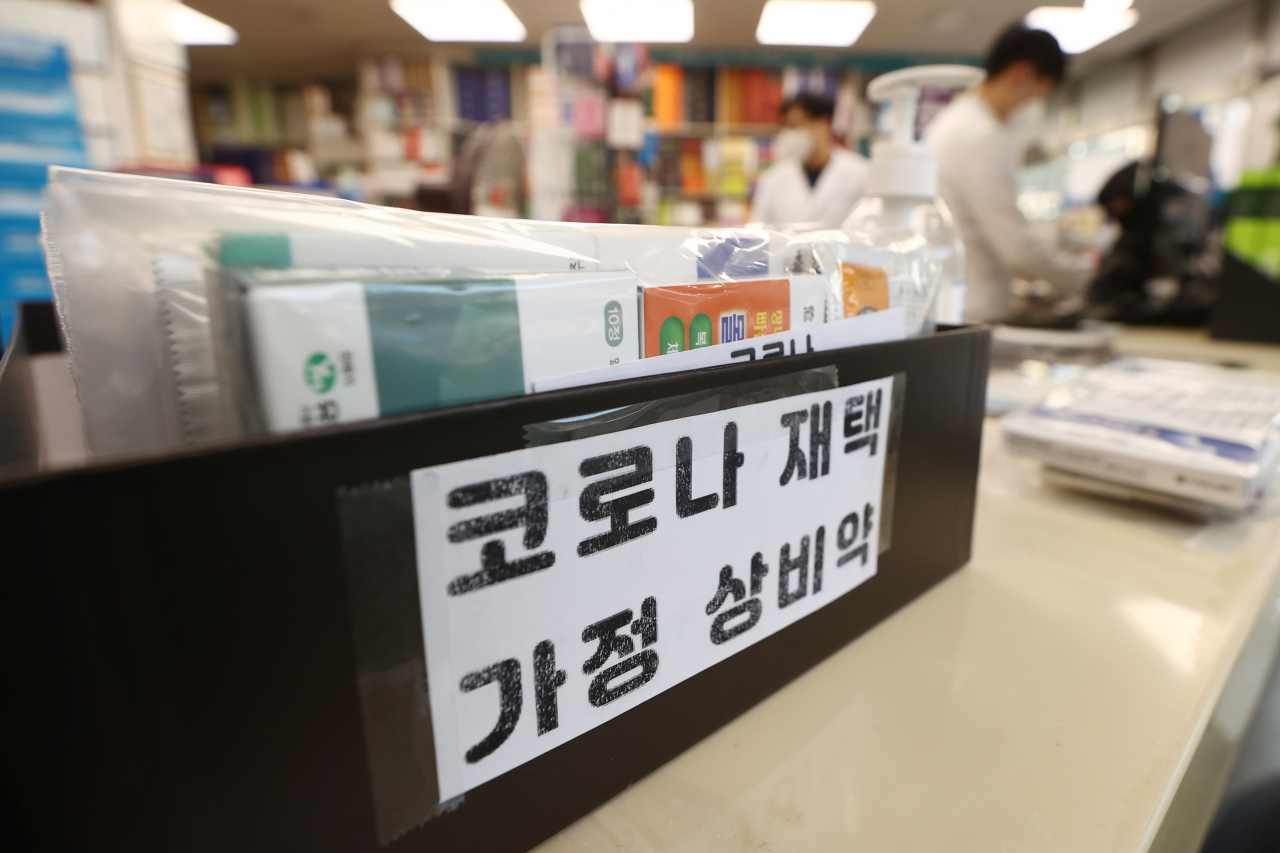 코로나19 재택치료가 본격화되면서 감기약과 해열제의 수요가 급증하고 있다. [연합]