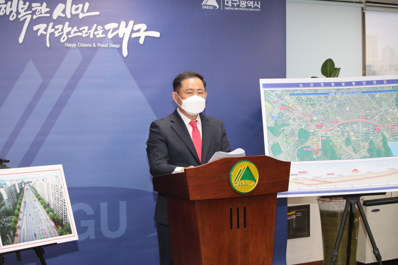 정해용 대구 경제부시장이 14일 시청에서 대구 상화로 입체화 사업에 대해 설명하고 있다.[대구시 제공]