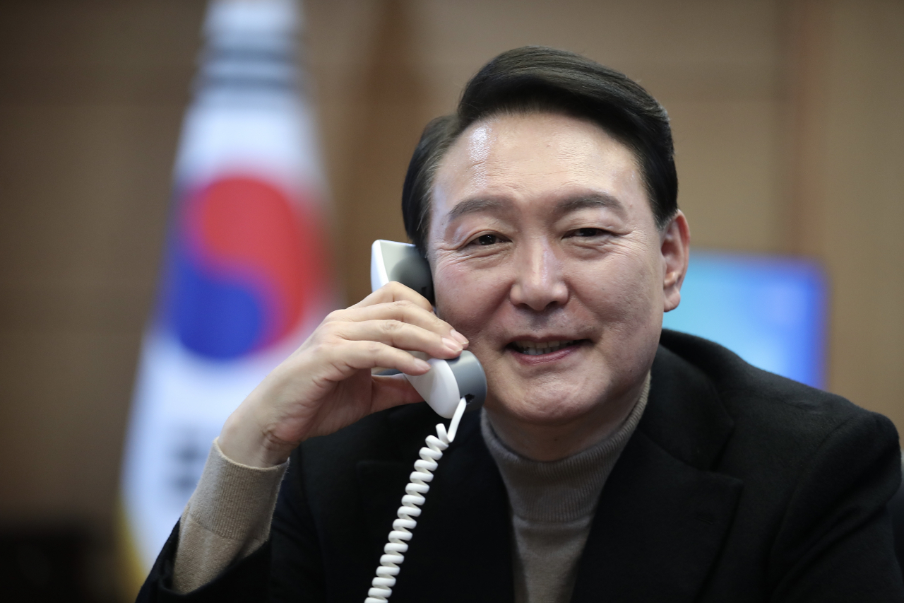 윤석열 대통령 당선인이 지난 14일 저녁 서울 종로구 통의동 집무실에서 보리스 존슨 영국 총리와 통화하고 있다. [연합]