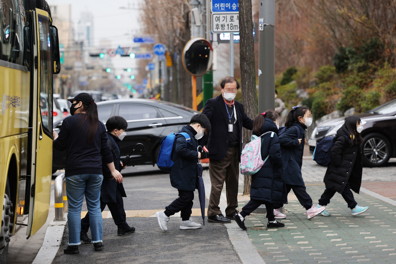 올 3월14일 오전 서울 시내의 한 초등학교에서 학생들이 등교하고 있는 모습. [연합]