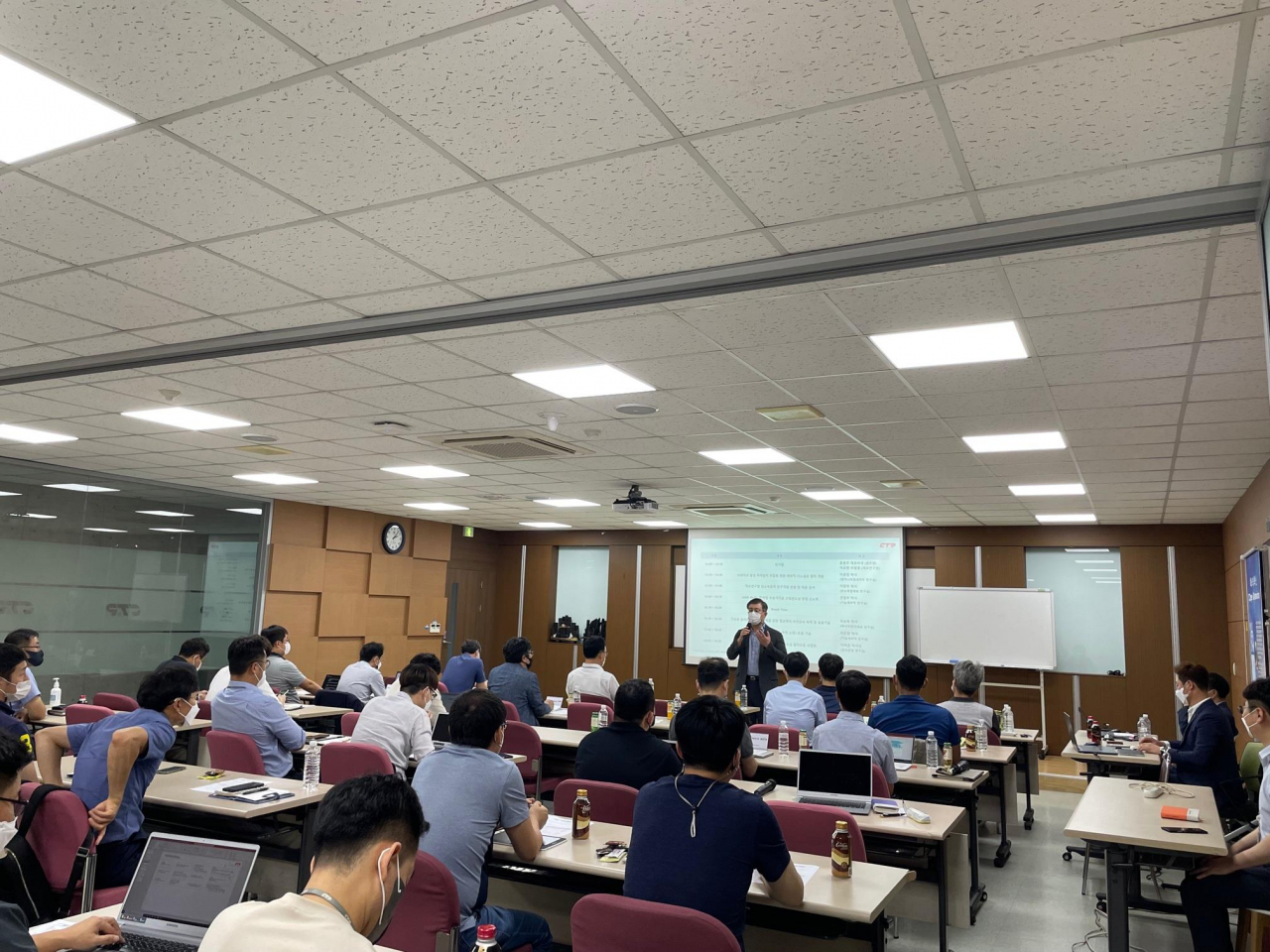 한국재료연구원은 신사업 발굴을 위해 참여기업을 찾아 세미나를 개최했다.[한국재료연구원 제공]