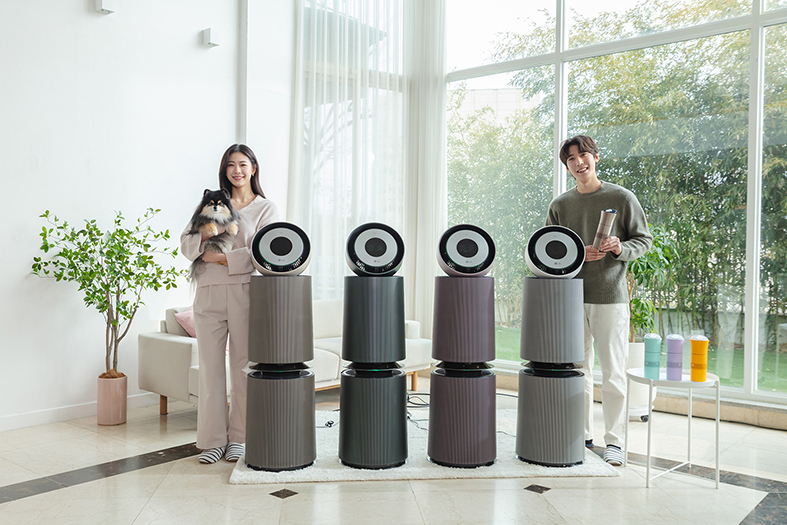 모델들이 ‘LG 퓨리케어 360˚ 공기청정기 알파’(왼쪽), ‘LG 퓨리케어 미니 공기청정기’ 등 신제품 2종을 소개하고 있는 모습[LG전자 제공]