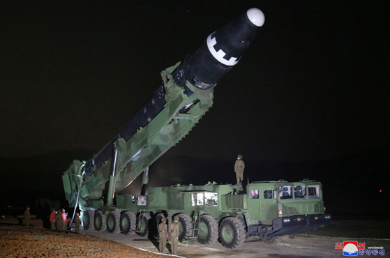 북한의 신형 ICBM 추가 발사가 임박했다는 징후가 포착된 가운데 평양 순안공항에 이동식발사대(TEL)에서 미사일을 쏠 때 이용하는 콘크리트 시설이 구축된 정황이 포착됐다. 북한이 지난 2017년 11월 발사한 화성-15형. 자료사진. [조선중앙통신 홈페이지]