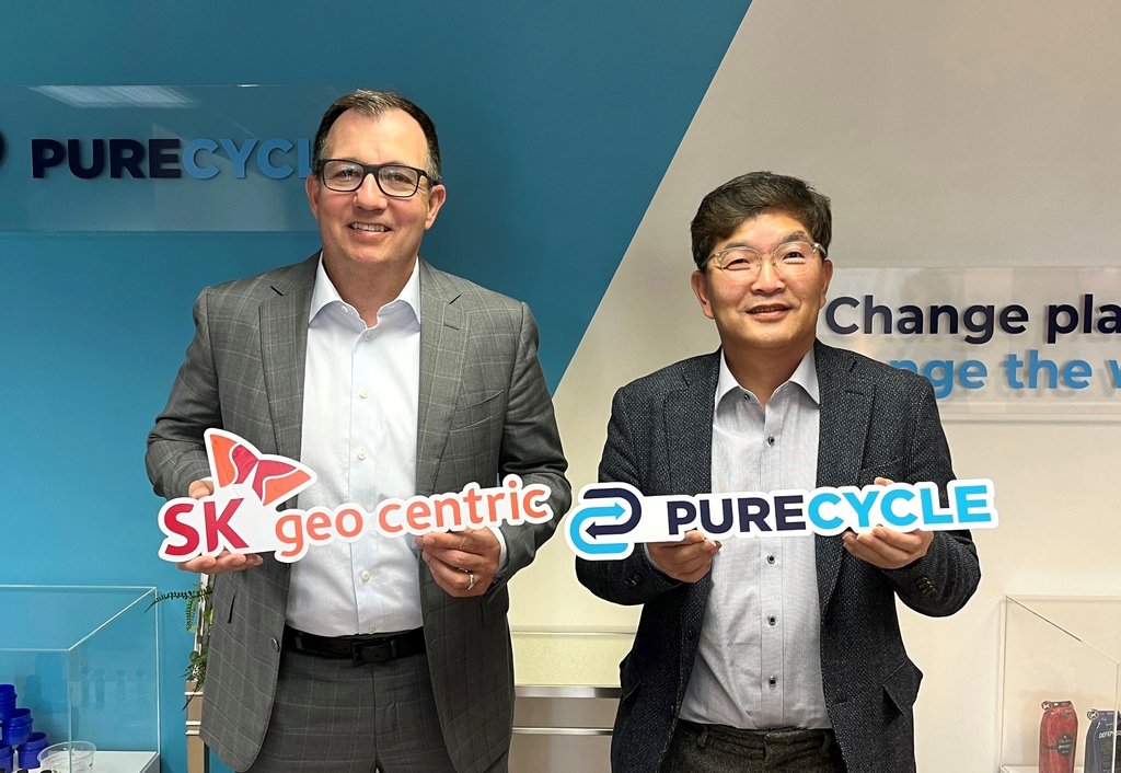 SK Geocentric CEO Na Kyung-soo (R) poses for a photo with PureCycle Technologies CEO Mike Otworth at the latter's company headquarters in Florida, the United States, in November last year, in this photo provided by SK Geocentric on Tuesday. (Yonhap)