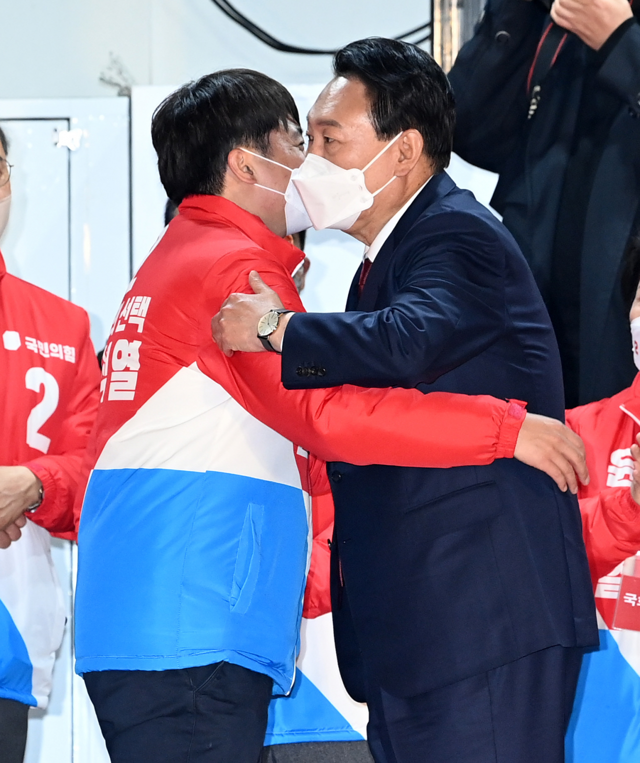 윤석열 대통령 당선인이 지난 10일 새벽 서울 여의도 국민의힘 당사에서 이준석 대표와 포옹하고 있다. [연합]