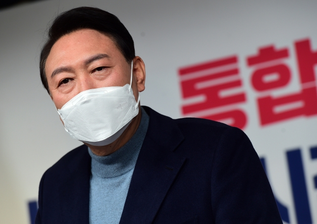 윤석열 대통령 당선인이 13일 오후 서울 영등포구 국민의힘 당사에서 대통령직인수위원회 위원장·부위원장 인선 결과를 발표한 뒤 취재진 질문에 답하고 있다. [연합]