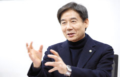 지난달 25일 오후 서울 여의도 국회 의원회관에서 이용호 국민의힘 선거대책본부 정권교체동행위원회 대외협력본부장이 헤럴드경제와 인터뷰하고 있다. 이상섭 기자