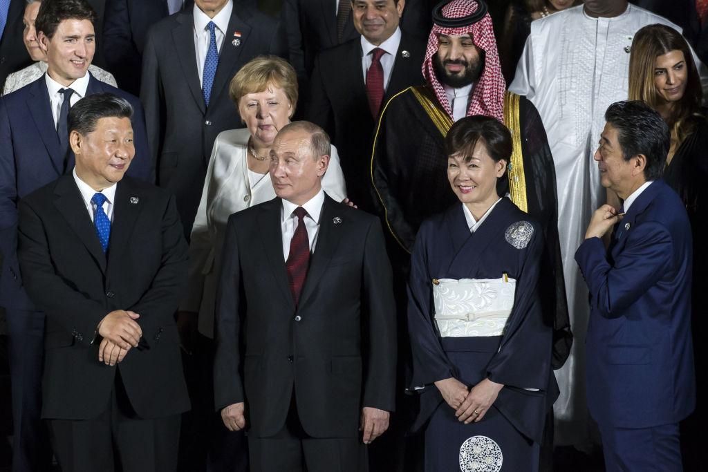 지난 2019년 7월 일본 오사카에서 열린 G20 정상회의에서 각국 정상들이 기념촬영을 하고 있다. 시진핑(앞줄 맨 왼쪽) 중국 국가주석과 바로 옆에 선 블라디미르 푸틴 러시아 대통령, 뒷 줄에 앙겔라 메르켈 독일 총리와 무함마드 빈 살만 사우디 왕세자의 모습이 보인다. [게티이미지]