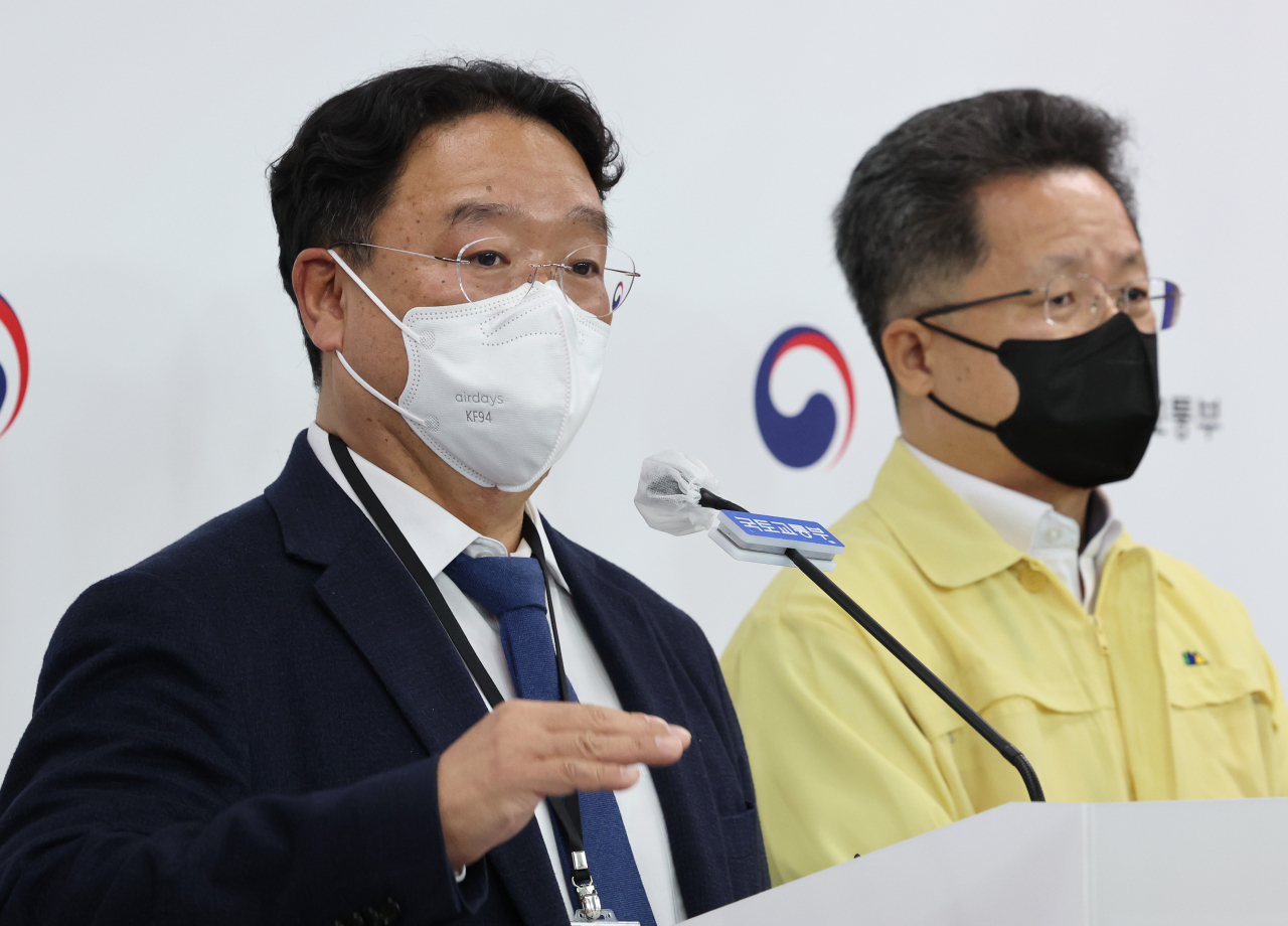 김규용(왼쪽) 국토교통부 건설사고조사위원장(충남대 건축공학과 교수)이 지난 14일 오전 정부세종청사에서 HDC현대산업개발이 시공 중 지난 1월 11일 발생한 광주 서구 화정아이파크 아파트 붕괴사고 원인 조사 결과 발표를 마친 뒤 취재진의 질문에 답변하고 있다. [연합]