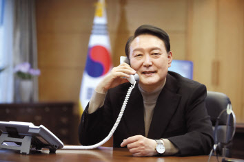 윤석열 대통령 당선인이 지난 14일 오후 서울 종로구 통의동 집무실에서 보리스 존슨 영국 총리와 통화하고 있다. [대통령직 인수위원회 제공]