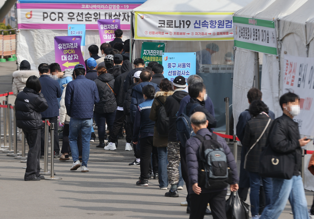 오미크론 변이가 확산하면서 15일 코로나19 신규 확진자는 36만명대를 기록했고 누적 확진자는 700만명을 넘었다. 신규 확진자가 연일 30만명을 크게 웃돌면서 이날 발표된 위중증 환자와 사망자도 국내 코로나19 사태 이후 2년여 만에 가장 많았다. 중앙방역대책본부는 이날 0시 기준으로 신규 확진자가 36만2338명 늘어 누적 722만8550명으로 집계됐다고 밝혔다. 사진은 이날 오전 서울역 선별진료소 모습. [연합]
