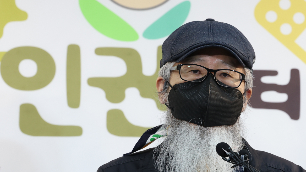 고(故) 이예람 공군 중사 부친 이주완 씨가 15일 오전 서울 마포구 군인권센터 교육장에서 열린 전익수 공군 법무실장 공수처 고발(직권남용 혐의) 기자회견에서 발언문을 낭독하고 있다. [연합]