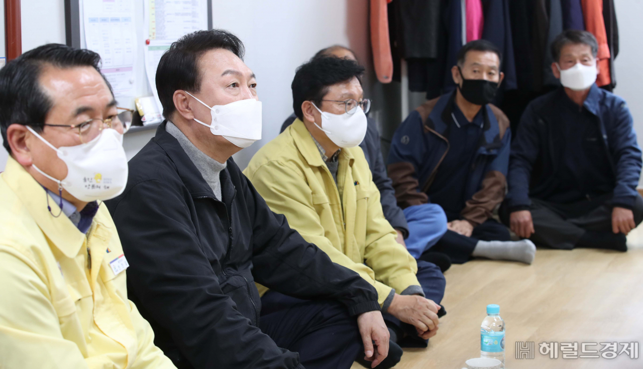 윤석열 대통령 당선인이 15일 경북 울진군 북면 부구3리마을회관에서 산불 피해 이재민들과 간담회를 하고 있다. [사진=국회사진기자단]