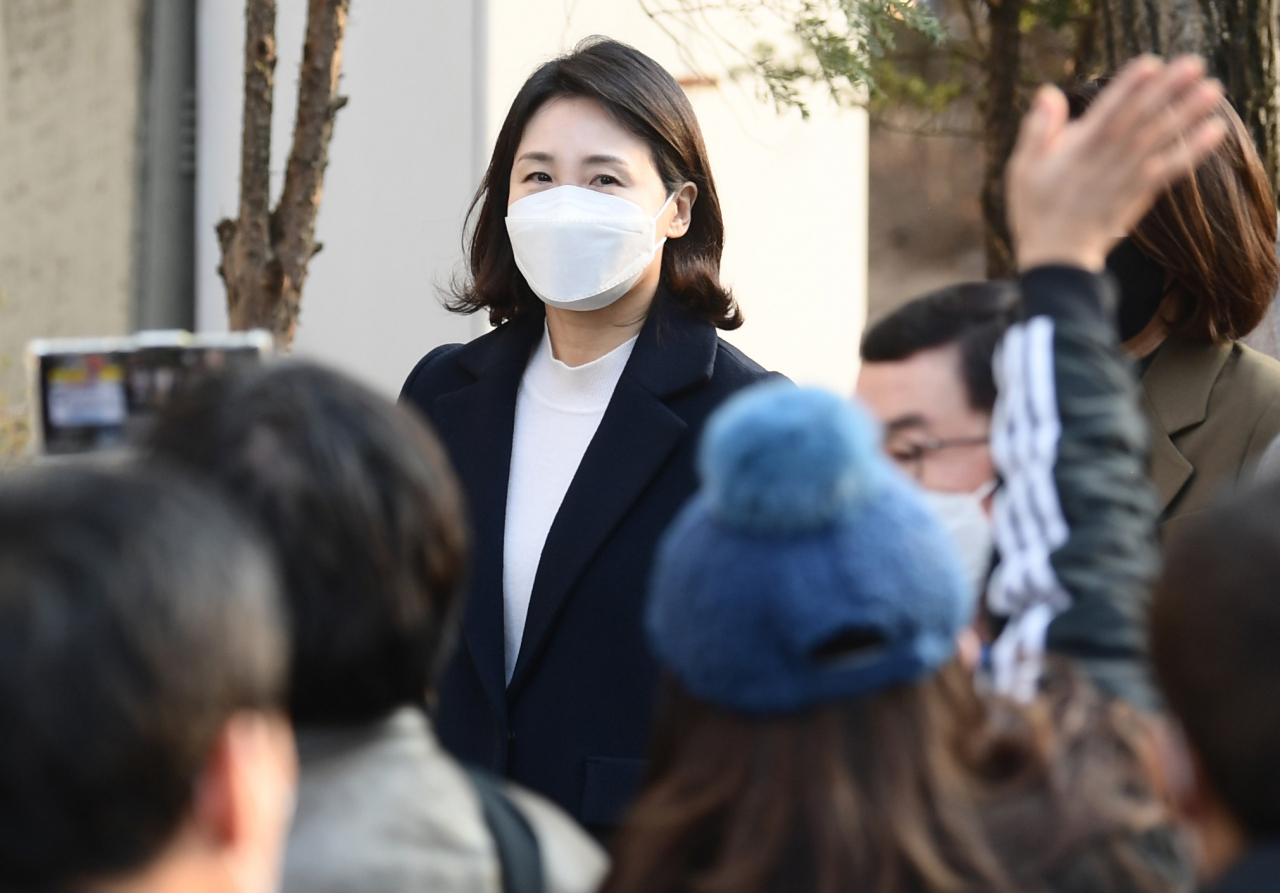 김혜경 씨가 지난 9일 경기도 성남시 분당구 초림초등학교에 설치된 수내1동 제2투표소에서 투표를 마친 후 자택으로 향하고 있다. [공동취재]