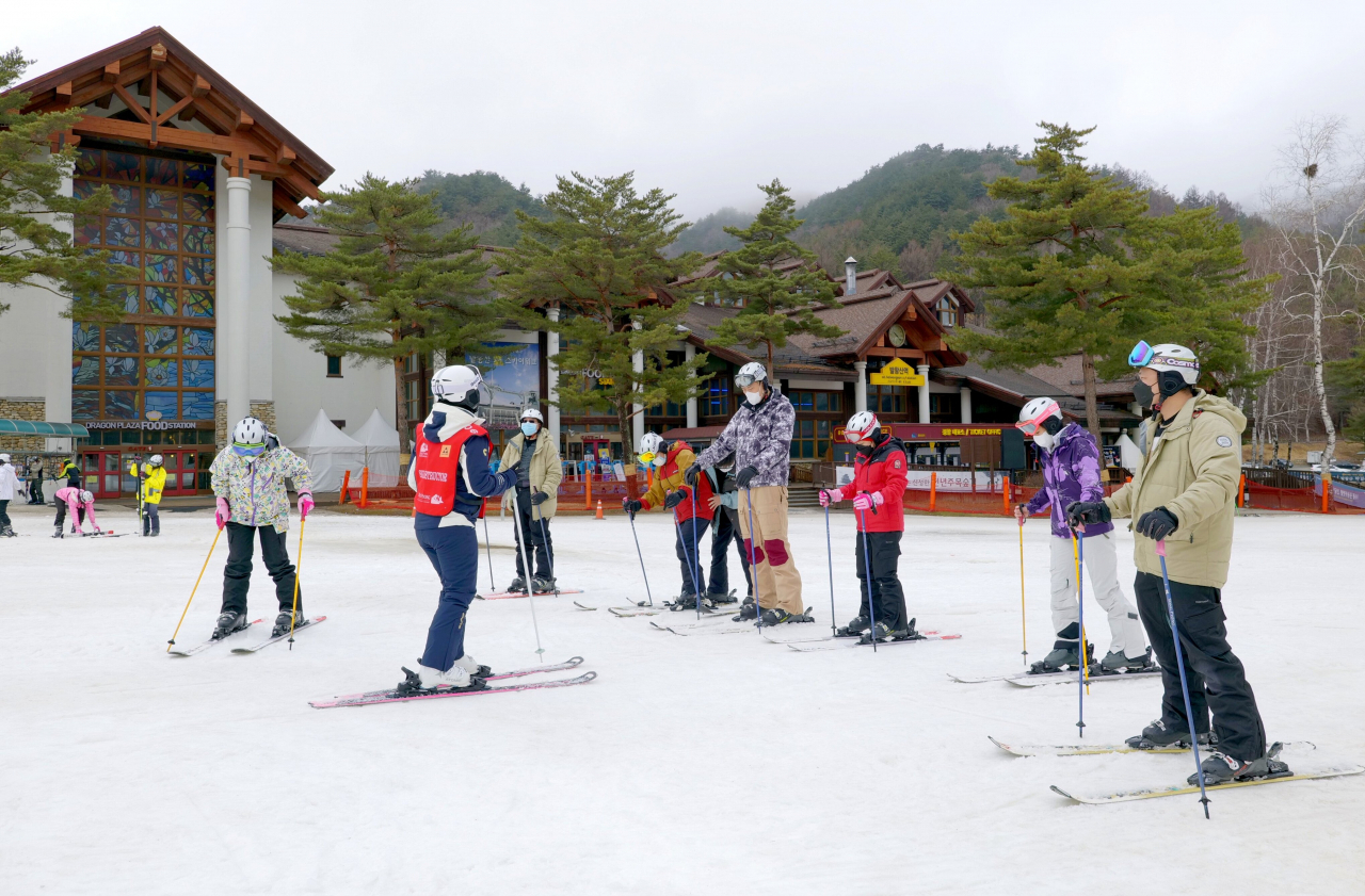 코로나를 독감이나 풍토병으로 인식하는 기류가 정착되는 가운데, 국제관광교류의 빗장이 풀리는 있다. 사진은 뒤늦은 한국 평창 스키를 즐기고 있는 싱가포르 관광객들.