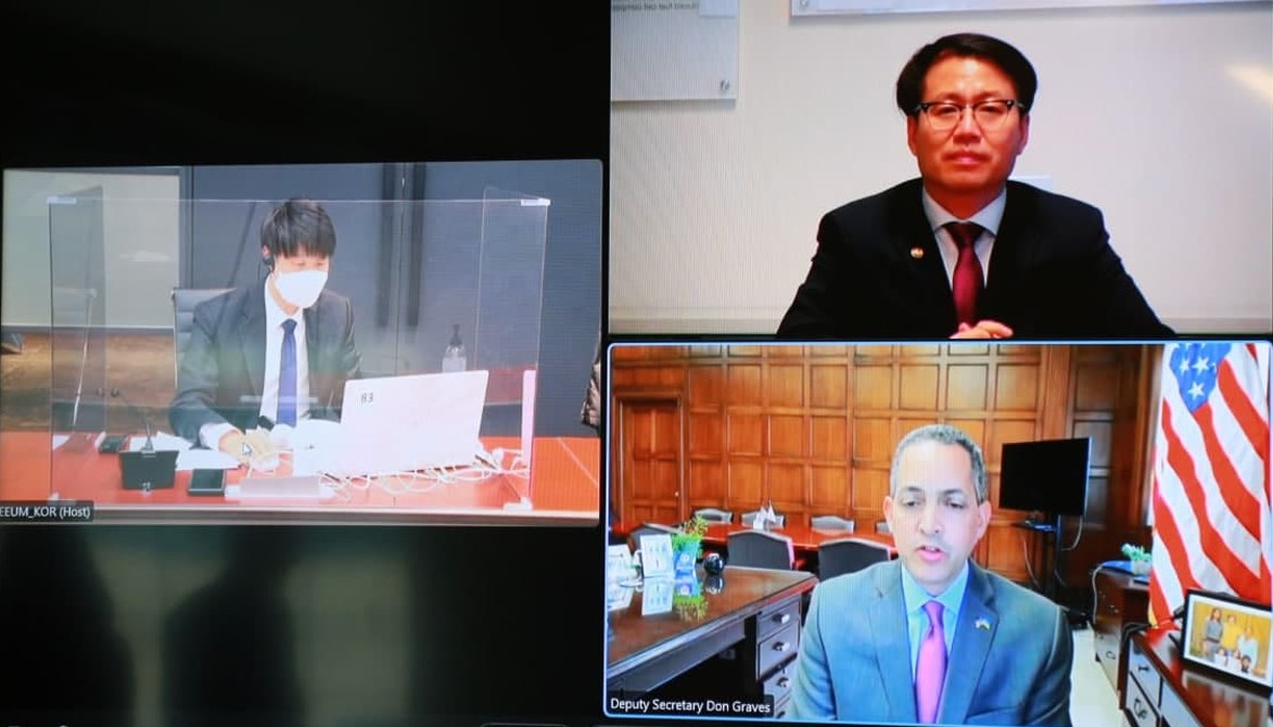 한미 자유무역협정(FTA) 기념 행사에 참석차 미국 워싱턴D.C.에 머무르고 있는 여한구 산업통상자원부 통상교섭본부장(오른쪽 위)이 16일 돈 그레이브스 미 상무부 부장관(오른쪽 아래)과 함께 대러 수출통제 합동 온라인 기업설명회를 주재하고 있다. 미 상무부가 러시아의 우크라이나 침공 사태에 따른 수출통제 조치와 관련해 특정 국가의 기업을 상대로 설명회를 연 것은 이번이 처음이다. [산업통상자원부 제공]