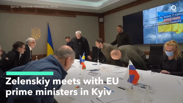 15일(현지시간) 우크라이나 수도 키이우(키예프)에 도착한 마테우시 모라비에츠 폴란드 총리, 페트르 피알라 체코 총리, 야네스 얀사 슬로베니아 총리가 볼로디미르 젤렌스키 우크라이나 대통령과 만나 대화를 하고 있다. [유튜브 'Bloomberg Quicktake: Now' 채널 캡처]