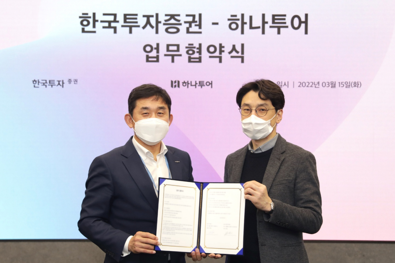한국투자증권 GWM전략담당 유성원 상무(왼쪽)와 하나투어 온라인본부장 박근철 상무(오른쪽)가 협약식 체결 후 포즈를 취하고 있다. [한국투자증권 제공]