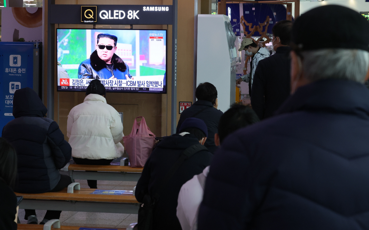 한미가 북한의 신형 대륙간탄도미사일(ICBM)의 '최대 사거리 발사' 시험 가능성이 큰 것으로 분석 중인 가운데 지난 11일 오전 서울역에서 시민들이 김정은 국무위원장의 서해위성발사장 시찰 관련 보도를 지켜보고 있다. [연합]