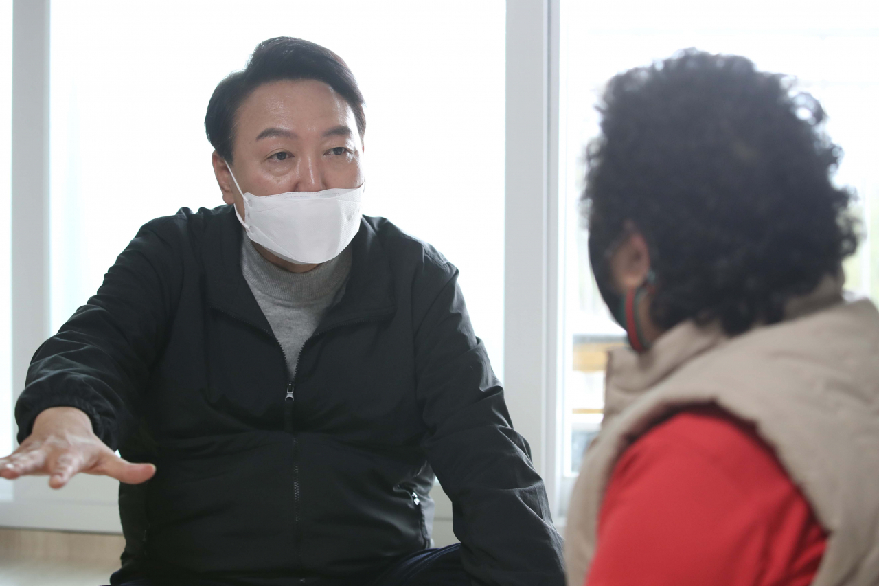 윤석열 대통령 당선인이 지난 15일 오후 강원 동해시 국가철도공단 망상수련원에 마련된 산불피해 주민 임시거주지를 찾아 이재민들과 간담회를 하고 있다. [연합]