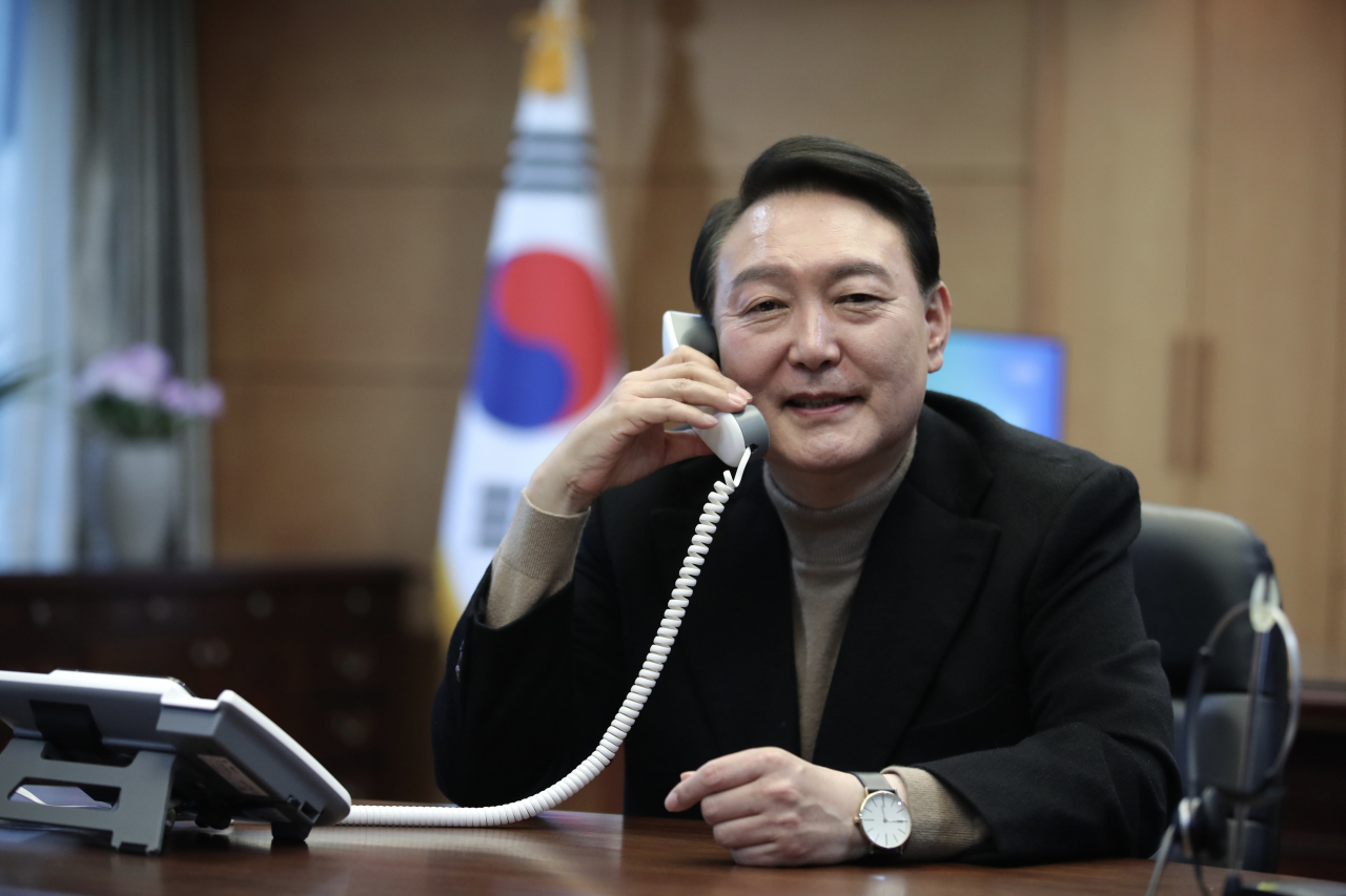 윤석열 대통령 당선인이 지난 14일 저녁 서울 종로구 통의동 집무실에서 보리스 존슨 영국 총리와 통화하고 있다. [연합]