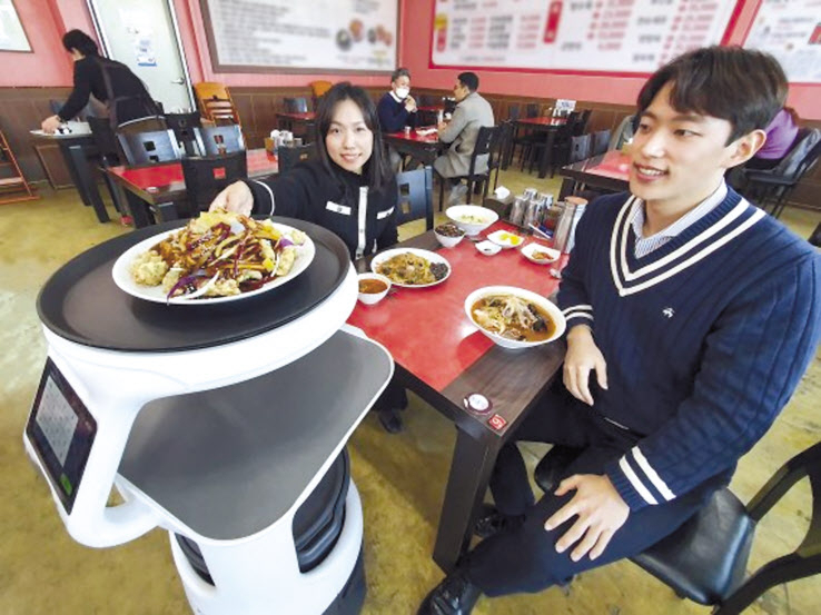 KT AI 서비스로봇 100번째 도입 매장인 전남 무안군 진짜 손짜장에서 서비스로봇이 음식을 서빙하고 있다. [KT제공]