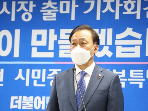 전창곤 여수시의장이 16일 시장 출마 기자회견을 열고 있다. [전창곤캠프 제공]