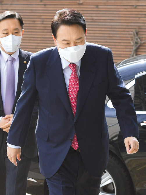 윤석열 대통령 당선인이 16일 오전 서울 종로구 통의동 금융감독원 연수원에 마련된 집무실로 들어서고 있다. [국회사진기자단]