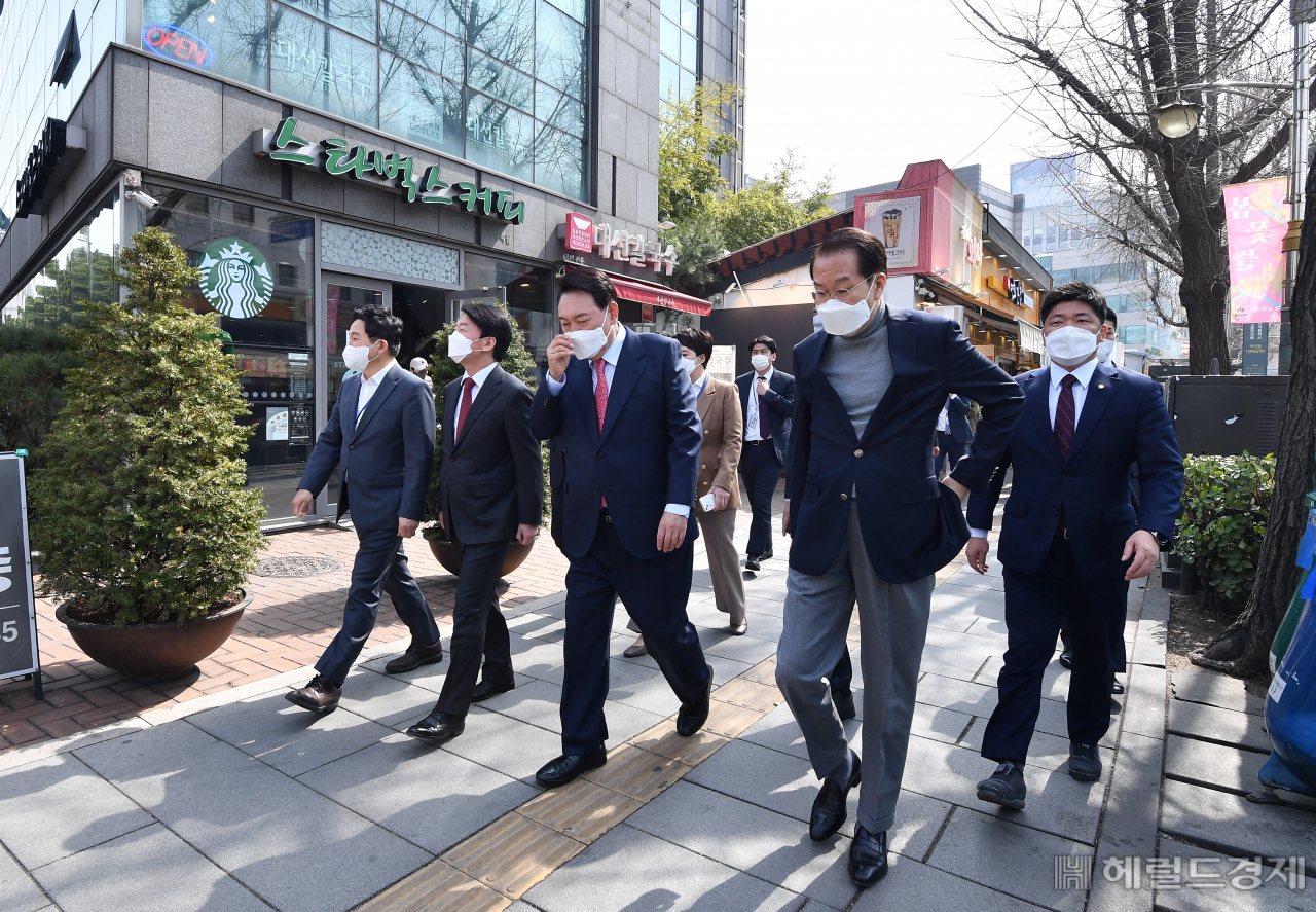 윤석열 대통령 당선인이 16일 오후 서울 종로구 통의동에 위치한 한 식당에서 짐심 식사를 마친 후 참모진들과 산책을 하고 있다. [사진=국회사진기자단]