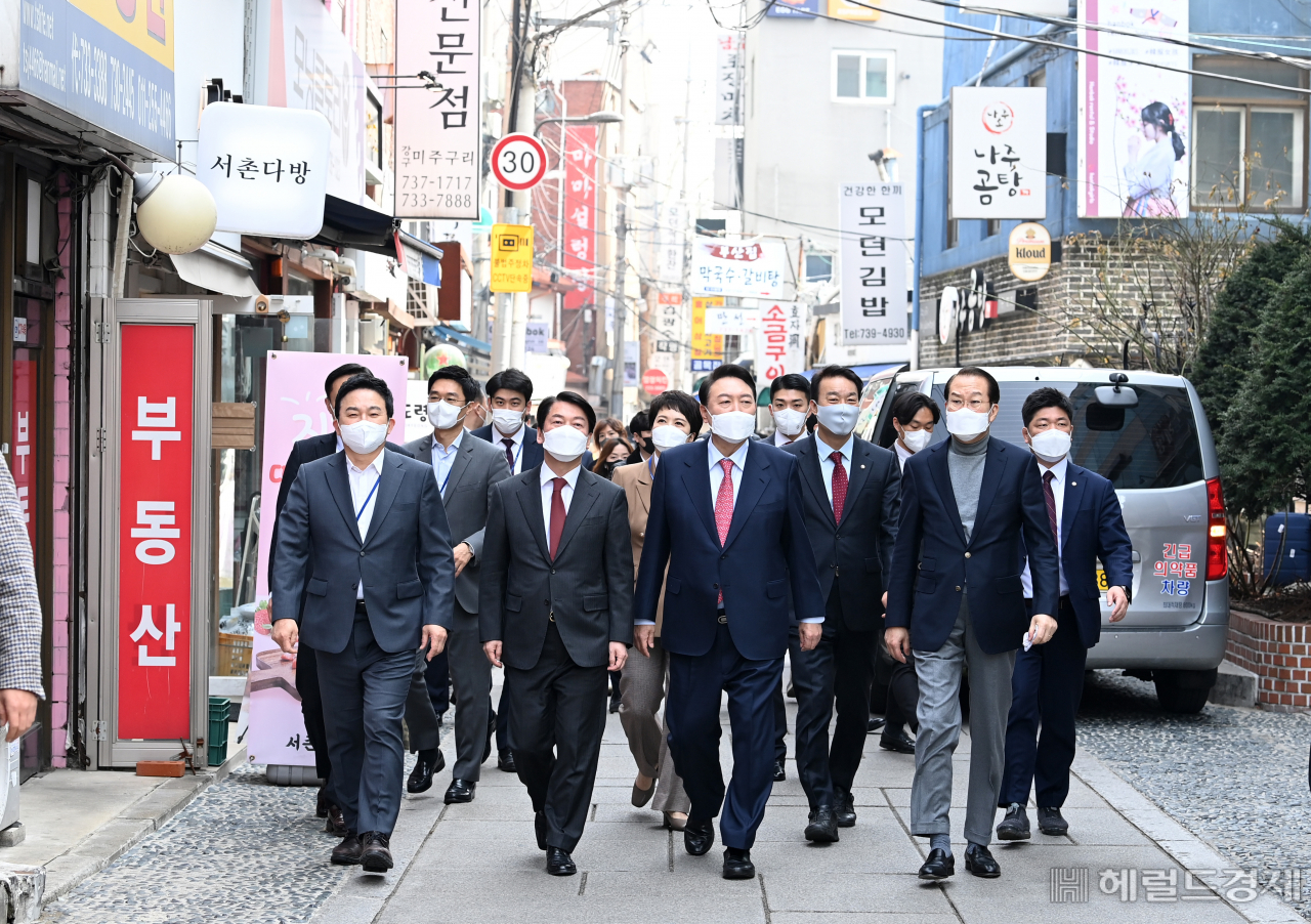 윤석열 대통령 당선인이 16일 오후 서울 종로구 통의동에 위치한 한 식당에서 점심 식사를 마친 후 안철수 인수위원장, 권영세 인수위 부위원장, 원희룡 기획위원장 등과 함께 산책을 하고 있다. [사진=국회사진기자단]