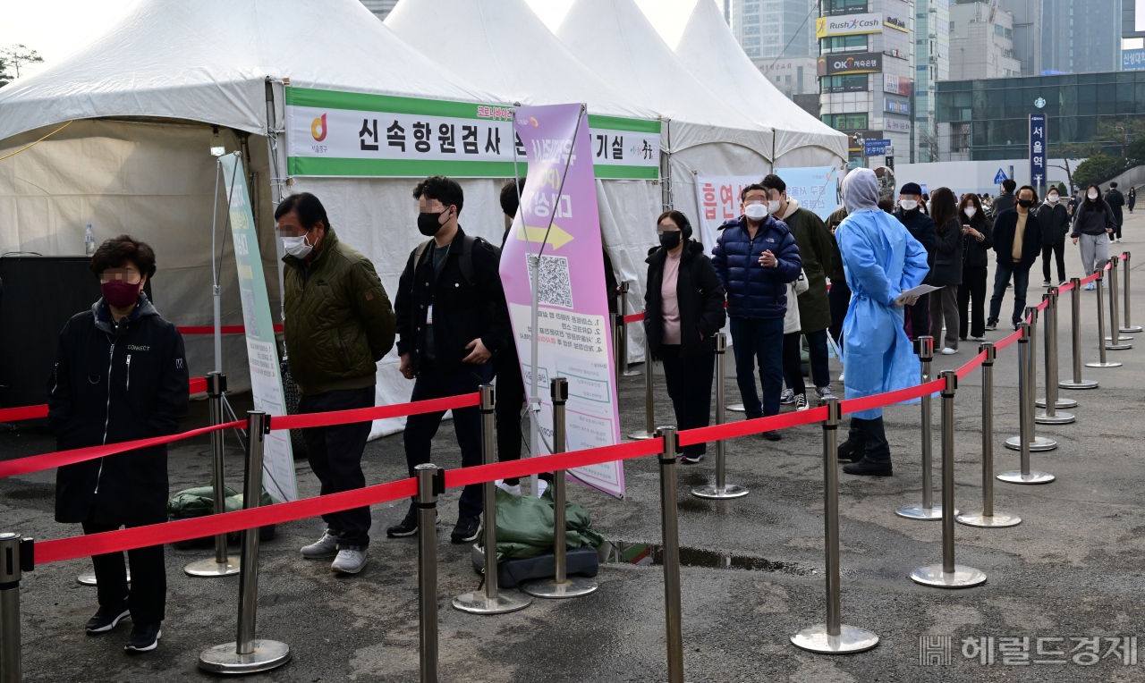 400,471. 16일 국내 신종 코로나 바이러스 감영증(코로나19) 일일 확진자 수다. 오미크론 변이 유행이 정점을 향해 가고 있는 가운데 시민들이 서울역 광장 임시선별검사소에서 신속항원검사를 받기 위해 줄을 서고 있다. 정부는 '거리두기 조정'을 본격 논의할 것으로 알려졌다. 박해묵 기자