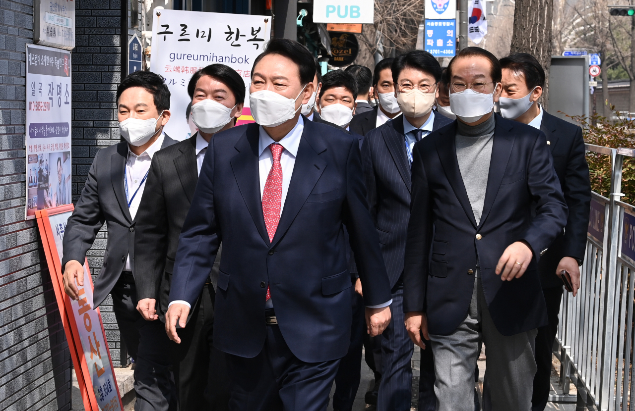윤석열 대통령 당선인이 16일 오후 점심 식사를 위해 안철수 인수위원장, 권영세 인수위 부위원장, 원희룡 기획위원장 등과 함께 서울 종로구 통의동 집무실에서 식당으로 이동하고 있다. [국회사진기자단]