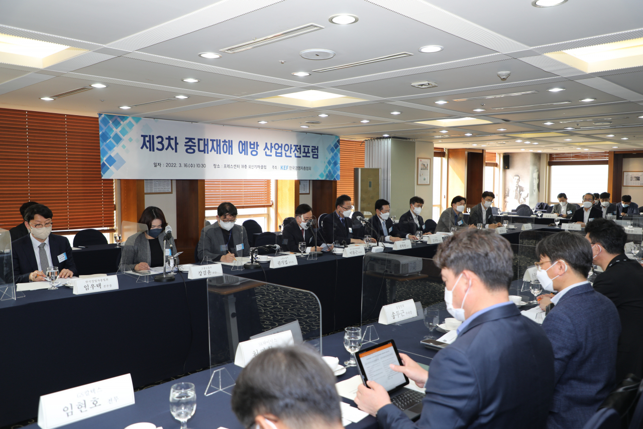 16일 서울 중구 프레스센터에서 열린 ‘중대재해 예방 산업안전 포럼’에서 기업 17개 사의 CSO가 사례를 공유하고 있다. [경총 제공]